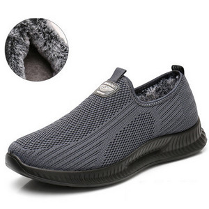 Casual ανδρικά αθλητικά παπούτσια με έμβλημα - μαύρο και γκρι χρώμα