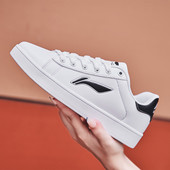 Adidași casual pentru bărbați și femei din piele ecologică sunt albi