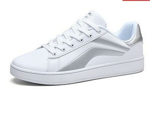 Adidași casual pentru bărbați și femei din piele ecologică sunt albi