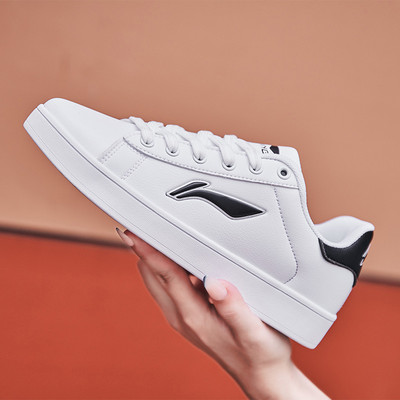 Adidași casual pentru bărbați și femei din piele ecologică sunt albi