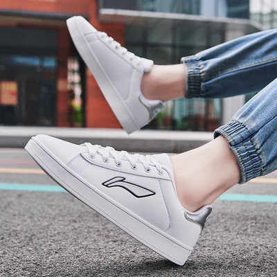 Adidași casual pentru bărbați și femei din piele ecologică sunt albi