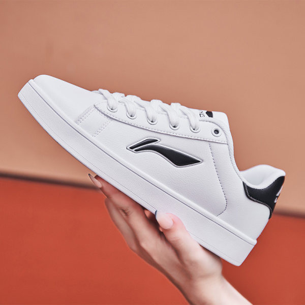 Adidași casual pentru bărbați și femei din piele ecologică sunt albi