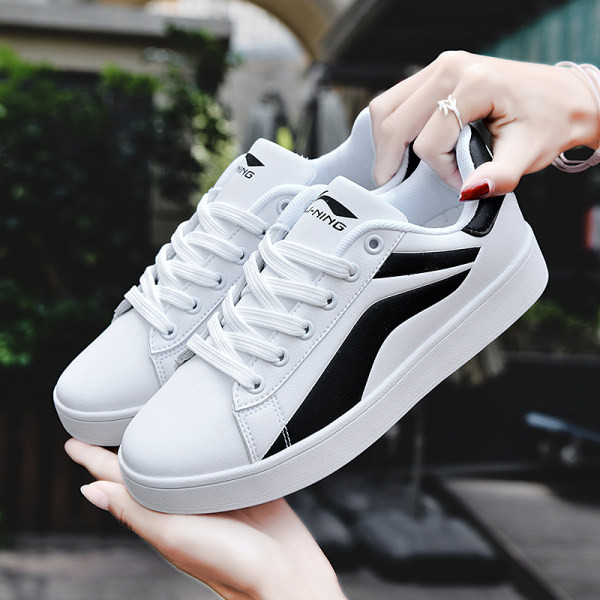 Adidași casual pentru bărbați și femei din piele ecologică sunt albi