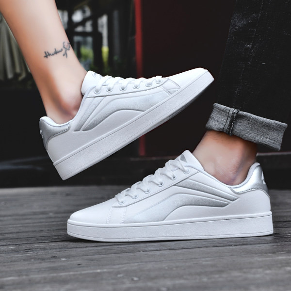 Adidași casual pentru bărbați și femei din piele ecologică sunt albi