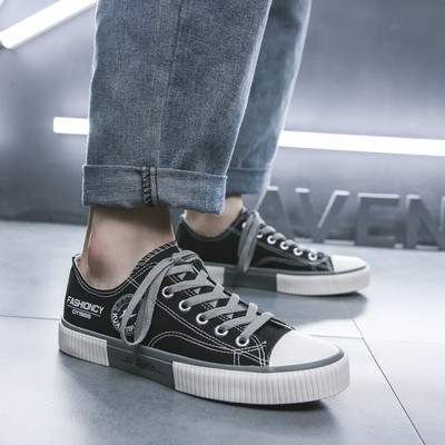 Novi model muških platnenih tenisica sa ravnim potplatom