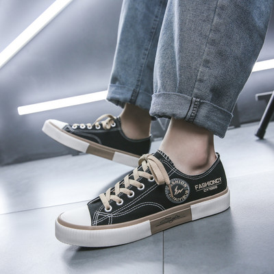 Novi model muških platnenih tenisica sa ravnim potplatom