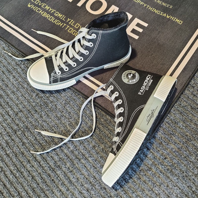 Novi model muških platnenih tenisica sa ravnim potplatom