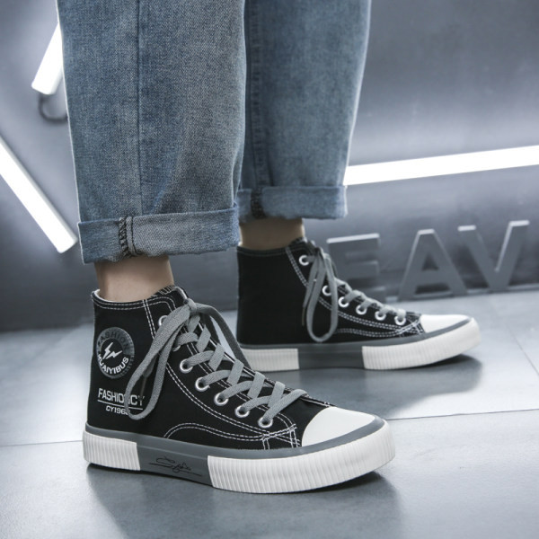 Novi model muških platnenih tenisica sa ravnim potplatom