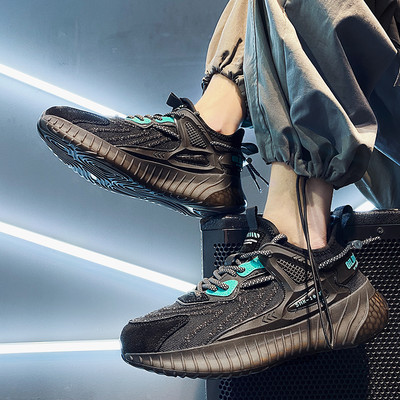 Tenisi de bărbați controversați cu șireturi în mai multe culori