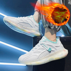 Model nou de adidasi sport cu talpa colorata