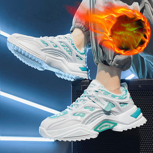 Model nou de adidasi sport cu talpa colorata