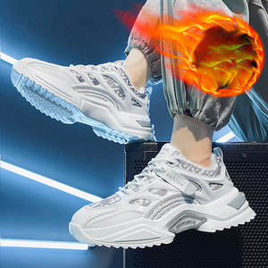 Model nou de adidasi sport cu talpa colorata