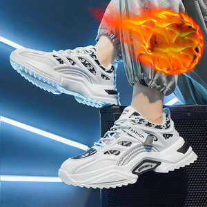 Model nou de adidasi sport cu talpa colorata