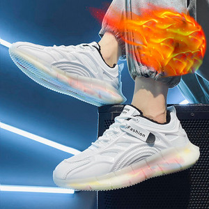 Model nou de adidasi sport cu talpa colorata