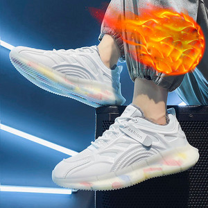 Model nou de adidasi sport cu talpa colorata