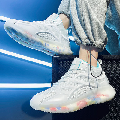 Model nou de adidasi sport cu talpa colorata