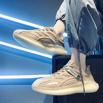 Model nou de adidasi sport cu talpa colorata