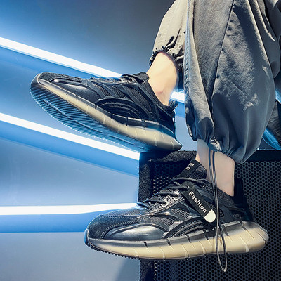 Model nou de adidasi sport cu talpa colorata