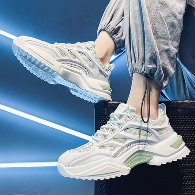 Model nou de adidasi sport cu talpa colorata