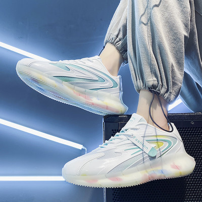 Model nou de adidasi sport cu talpa colorata