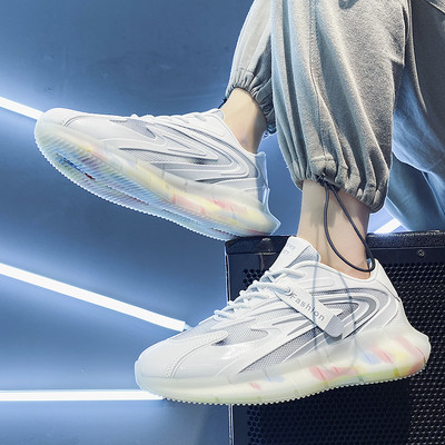 Model nou de adidasi sport cu talpa colorata