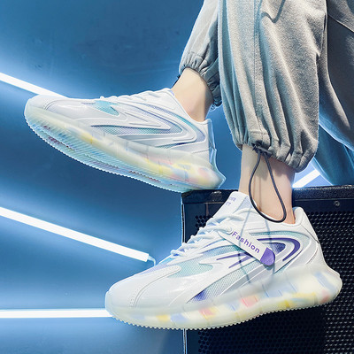 Model nou de adidasi sport cu talpa colorata