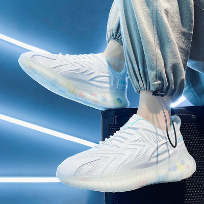 Model nou de adidasi sport cu talpa colorata