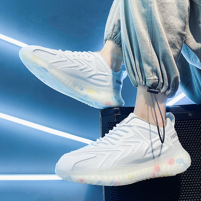 Model nou de adidasi sport cu talpa colorata