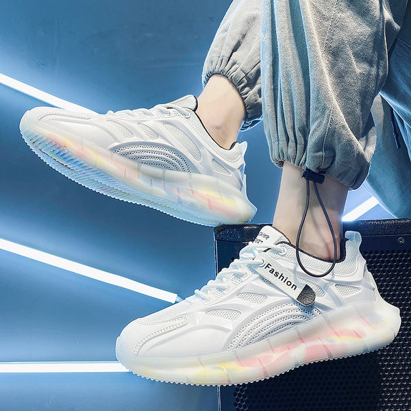 Model nou de adidasi sport cu talpa colorata