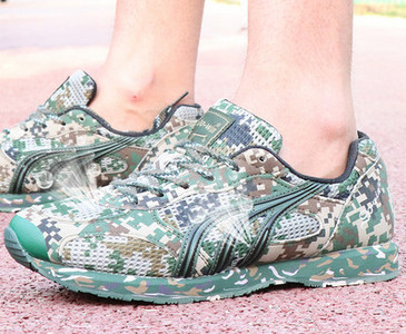Ανδρικά sneakers σε καμουφλάζ και μαύρο χρώμα