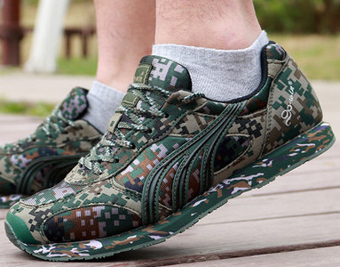 Ανδρικά sneakers σε καμουφλάζ και μαύρο χρώμα