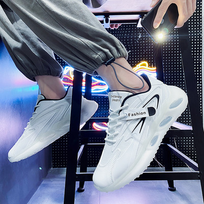 Μοντέρνα ανδρικά αθλητικά παπούτσια σε λευκό χρώμα με πλέγμα στο πάνω μέρος