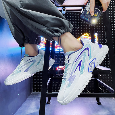 Μοντέρνα ανδρικά αθλητικά παπούτσια σε λευκό χρώμα με πλέγμα στο πάνω μέρος