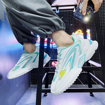 Μοντέρνα ανδρικά αθλητικά παπούτσια σε λευκό χρώμα με πλέγμα στο πάνω μέρος