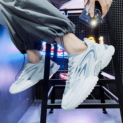 Μοντέρνα ανδρικά αθλητικά παπούτσια σε λευκό χρώμα με πλέγμα στο πάνω μέρος