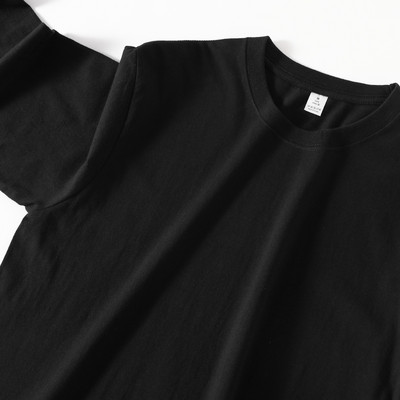 Μονόχρωμο φαρδύ μπλουζάκι με οβάλ λαιμόκοψη