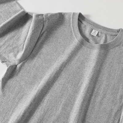 Μονόχρωμο φαρδύ μπλουζάκι με οβάλ λαιμόκοψη