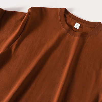 Μονόχρωμο φαρδύ μπλουζάκι με οβάλ λαιμόκοψη