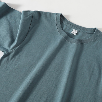 Μονόχρωμο φαρδύ μπλουζάκι με οβάλ λαιμόκοψη