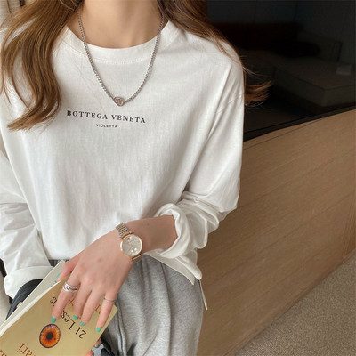 Νέο μοντέλο γυναικεία μπλούζα σε λευκό χρώμα με οβάλ λαιμόκοψη