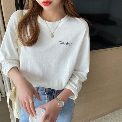 Νέο μοντέλο γυναικεία μπλούζα σε λευκό χρώμα με οβάλ λαιμόκοψη