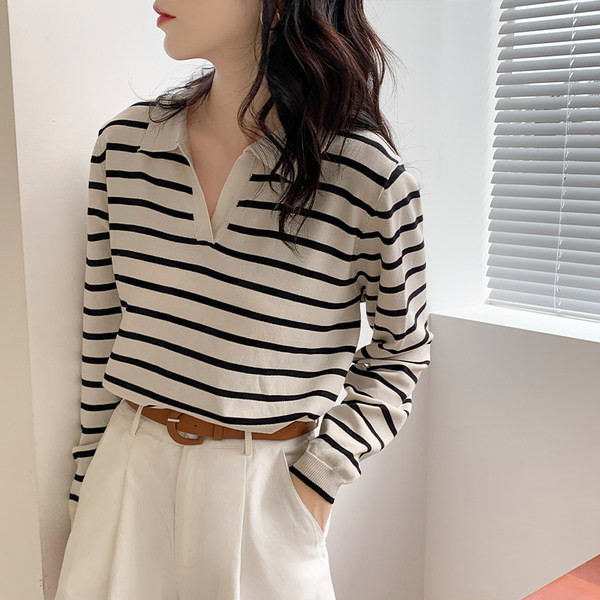 Bluză largă în dungi cu decolteu spitz