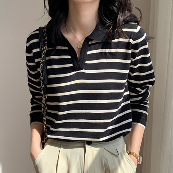 Bluză largă în dungi cu decolteu spitz