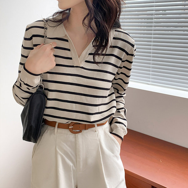 Bluză largă în dungi cu decolteu spitz