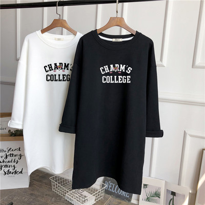 Široka jesensko-zimska bluza s aplikacijom u boji