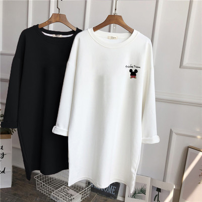 Široka jesensko-zimska bluza s aplikacijom u boji