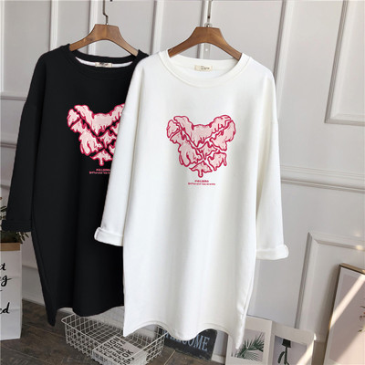 Široka jesensko-zimska bluza s aplikacijom u boji