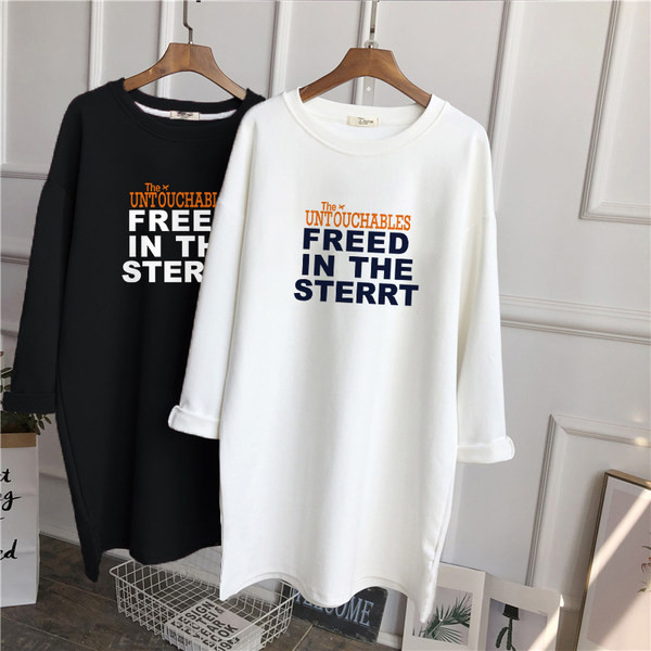 Široka jesensko-zimska bluza s aplikacijom u boji