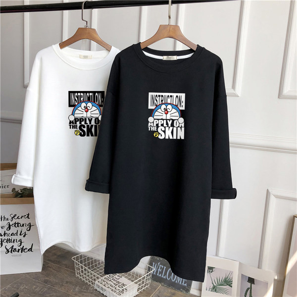 Široka jesensko-zimska bluza s aplikacijom u boji