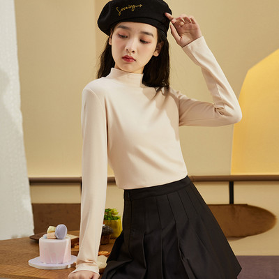 Μοντέρνα γυναικεία μπλούζα με γιακά ή οβάλ λαιμόκοψη